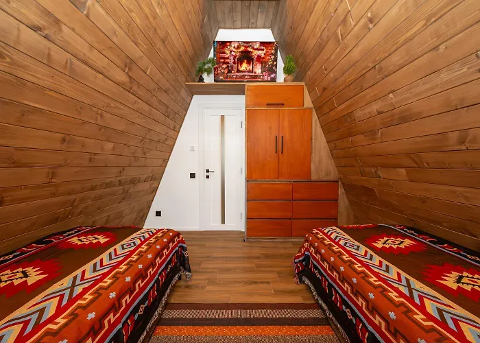 Freeman-2b двоповерховий з кухнею, альтанкою, грилем 6місний * Bukovel